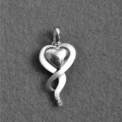 Zilveren, hartvormige hanger waarin de as van een dierbare overledene is verwerkt.