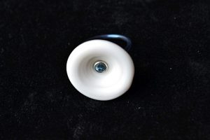 Ring Bali. Ring van titanium met schelp waarin een blauwe topaz is gezet.